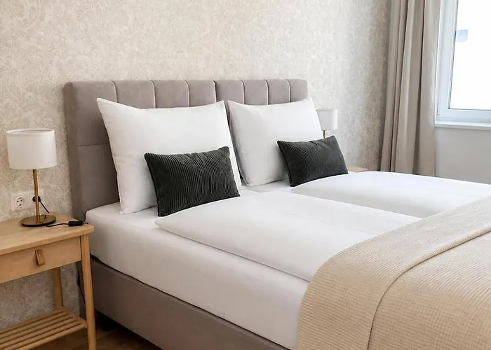 Ruhelage Im Neu Renovierten Altbau, 20 Minuten Ins Zentrum *