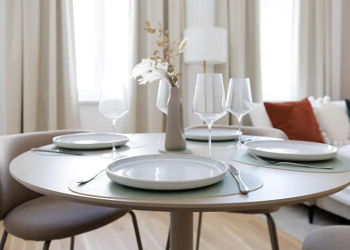 Ruhelage Im Neu Renovierten Altbau, 20 Minuten Ins Zentrum *