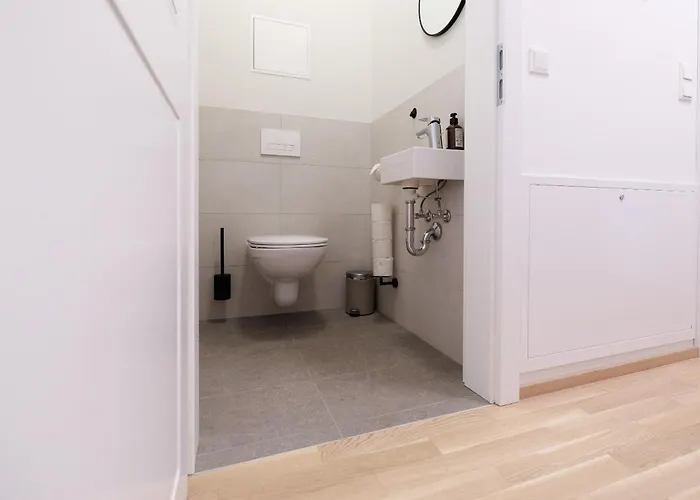 Ruhelage Im Neu Renovierten Altbau, 20 Minuten Ins Zentrum